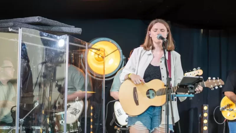 Hollie leading worship at Nua Festival